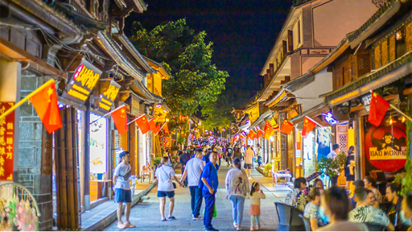 商業(yè)街景觀照明設(shè)計(jì)具有煽動(dòng)人們購買欲望的效果