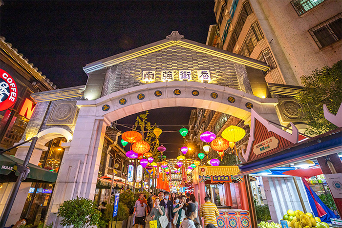 如何用燈光亮化打造出絢麗多彩的商業(yè)街夜景？